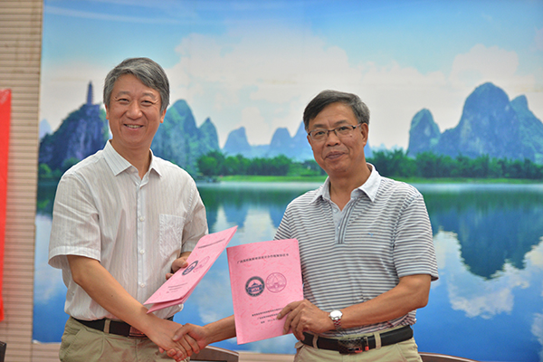 钟瑞添副校长与杜晓成主任签署合作协议（大学生通讯社　陈园园　摄）