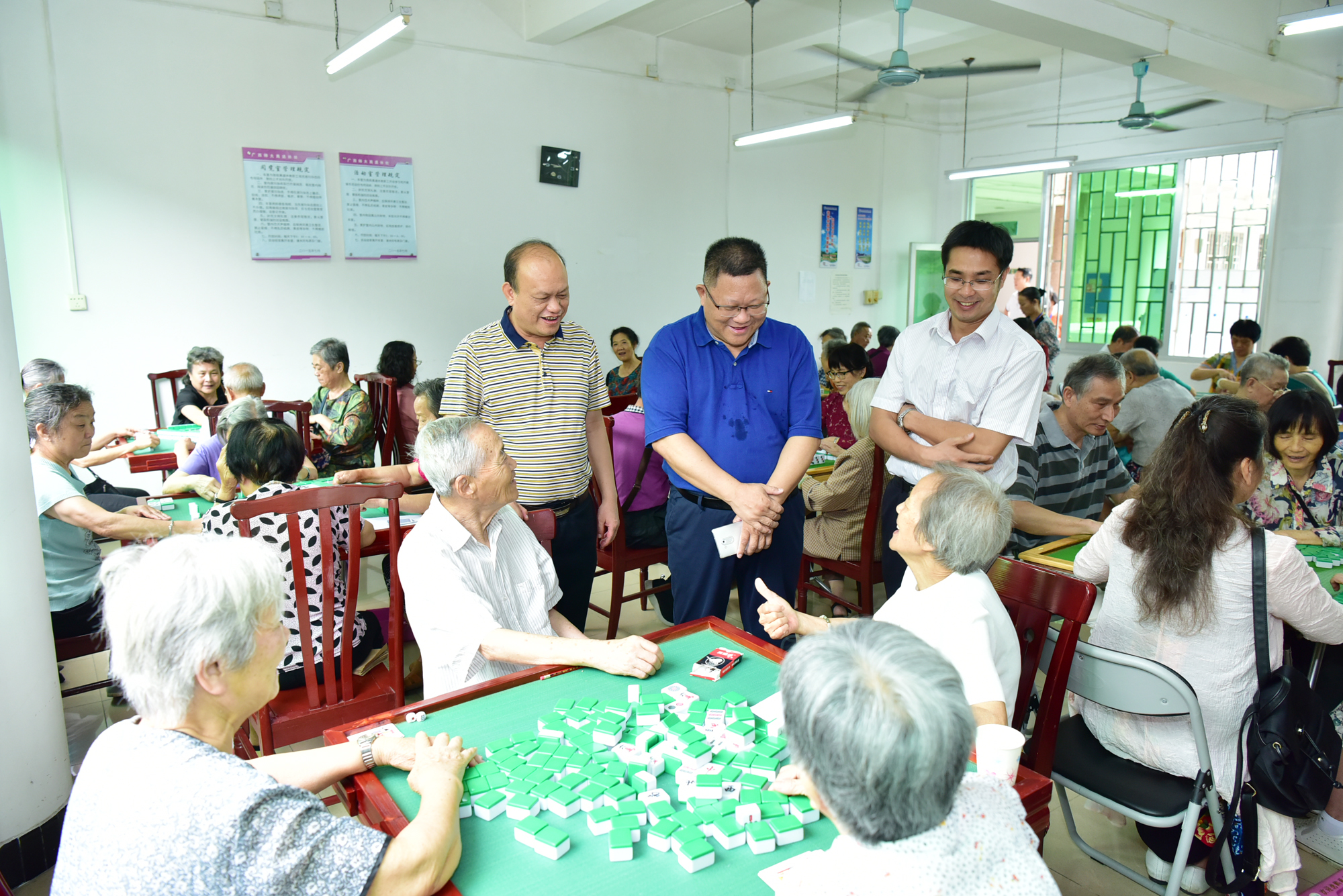 邓军书记看望参加棋牌赛的老同志.jpg