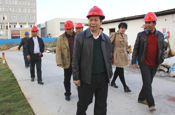 副校长覃卫国陪同督察组参观图书馆项目施工现场