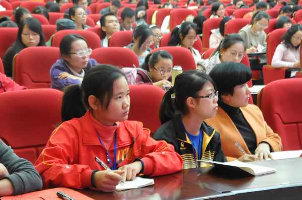 同学们认真聆听报告（赵晋凯 摄）