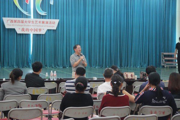 校党委副书记唐仁郭讲话并赞扬演职人员