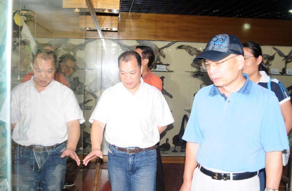 复查组实地考察我校生物多样性标本馆。