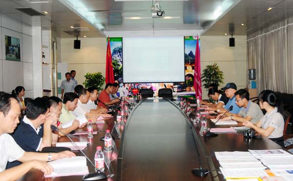 我校召开汇报会向复查组汇报绿色大学创建情况。