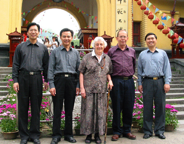 4月21日，英国皇家学会大卫霍普伍德院士夫妇（右二、三）在我校党委副书记张鹏（右一）、副校长刘慕仁（左一）以及广西大学校长唐纪良（左二）的陪同下参观考察了我校王城校区校园。