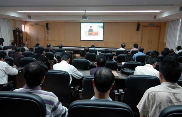 校党委书记陈大克代表我校在会上介绍我校在先进性教育活动分析评议阶段的经验。