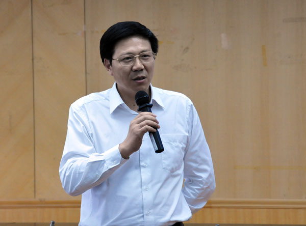 考察团团长范从来对我校产学研服务地方等工作大为赞赏