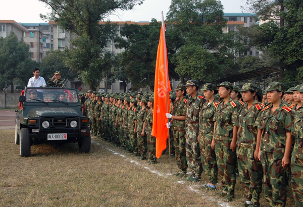 梁宏校长在阅兵指挥的陪同下检阅17个方队。