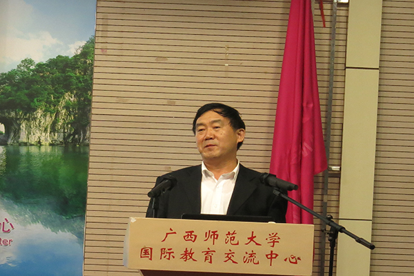 清华大学外文系主任刘世生教授作主题发言