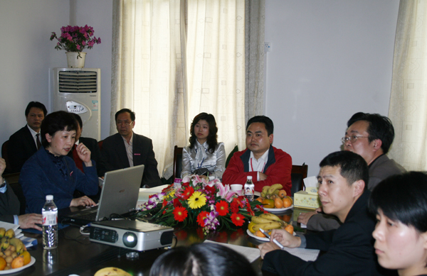 皮修平教授在财务处听取汇报。