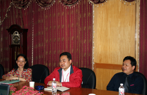 皮修平教授与校产管理处同志座谈。