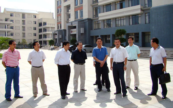 考察团实地考察雁山校区。