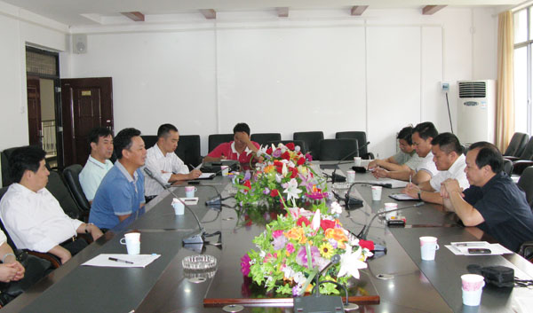 我校领导与桂林市雁山区党委书记廖桂生一行座谈。