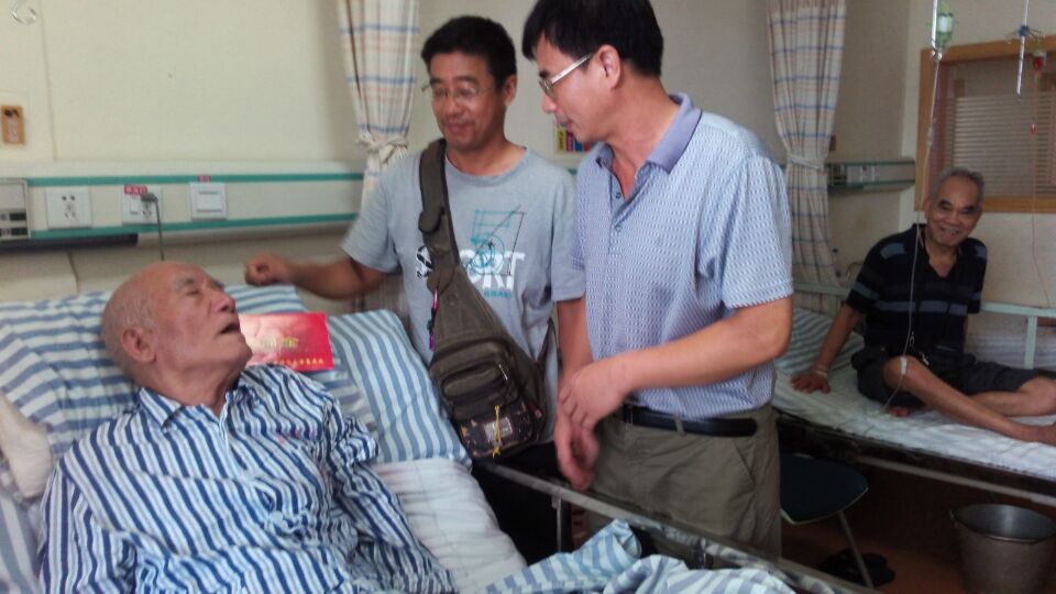 离退休党委负责人在医院慰问