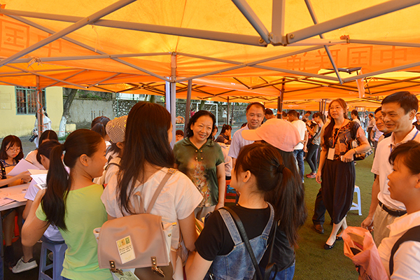 王枬书记与新生交流