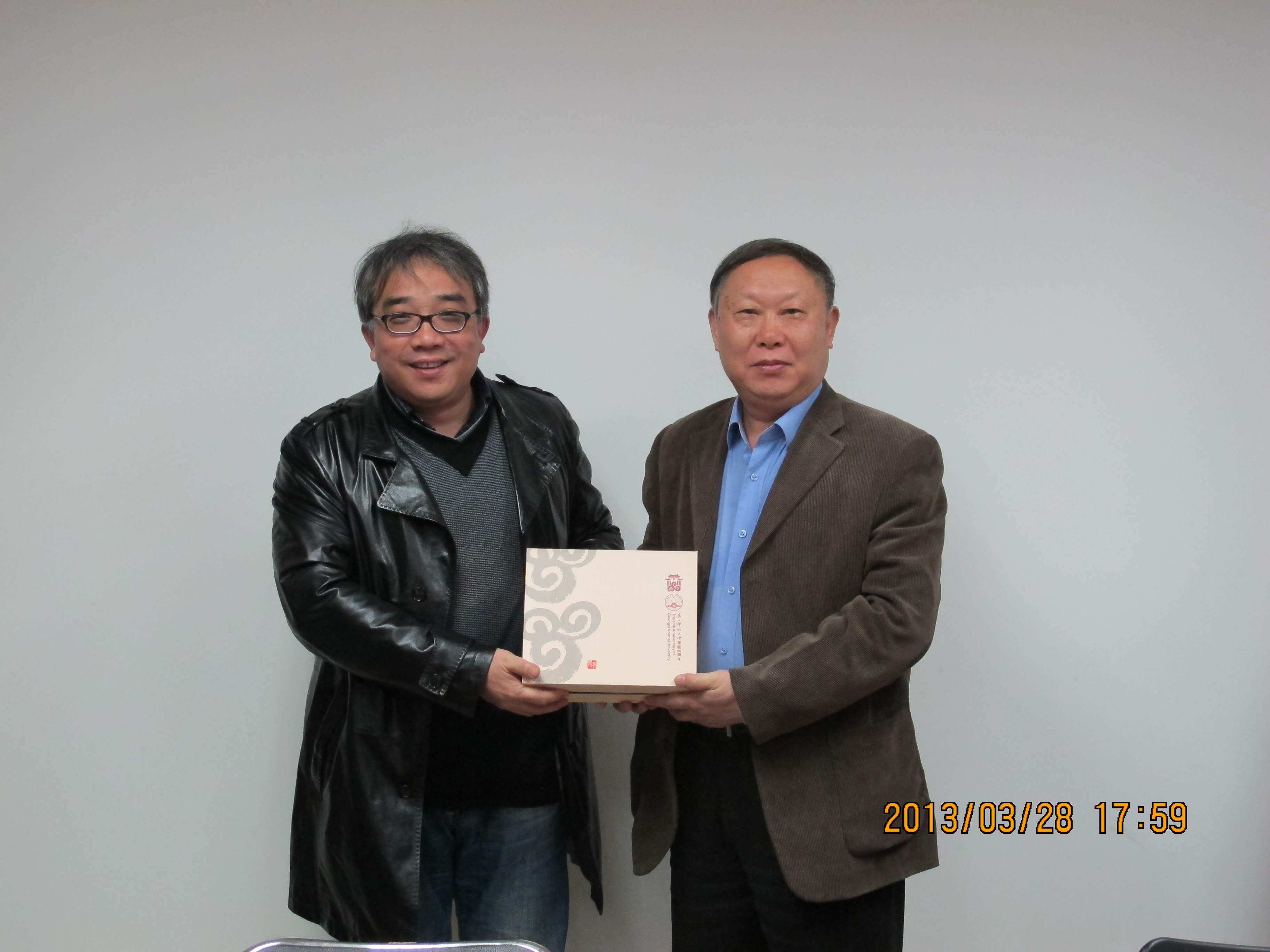 刘健斌向上海校友会副会长兼秘书长刘广汉赠送校庆纪念品