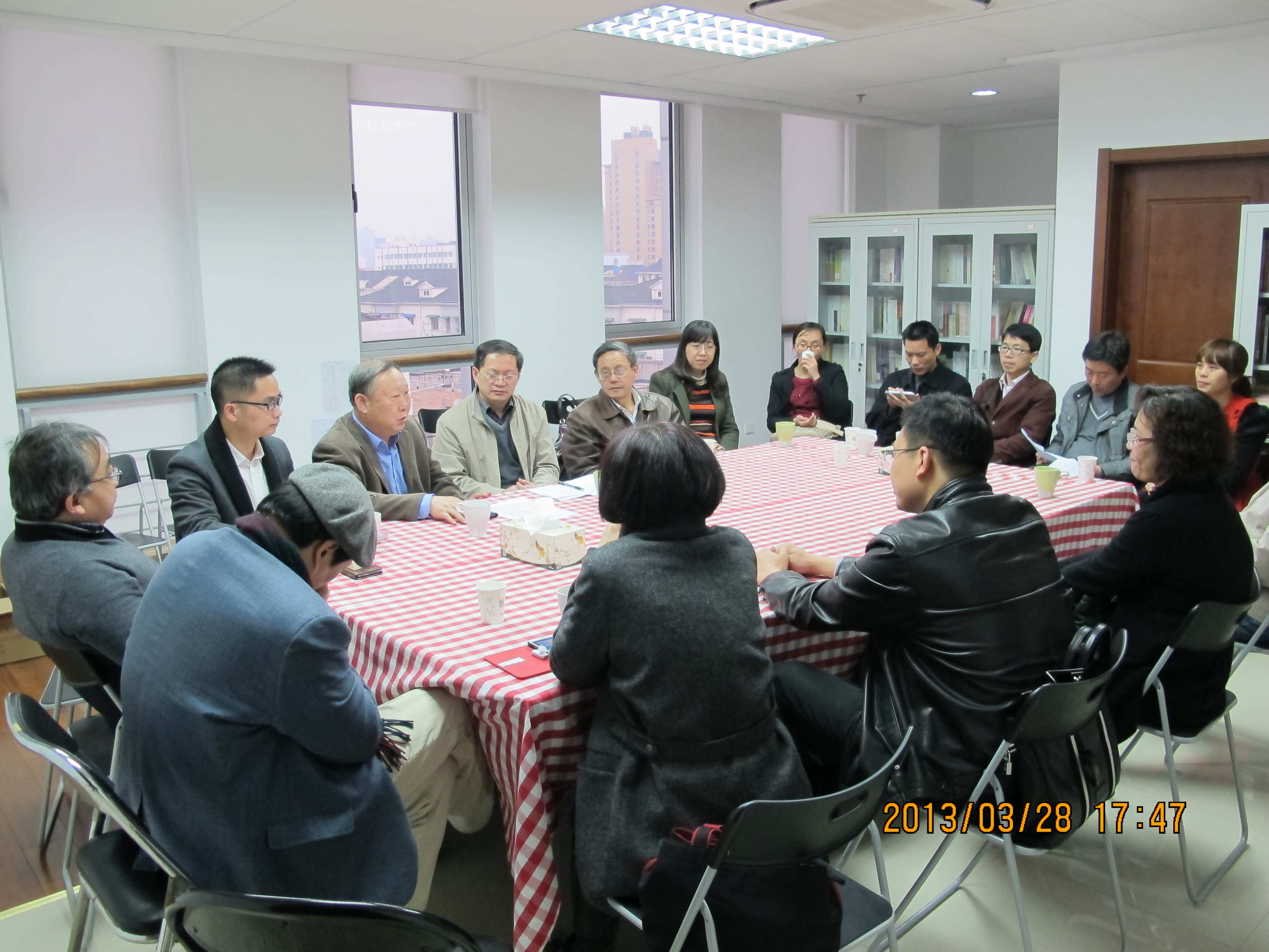 回访团一行与上海校友会代表座谈