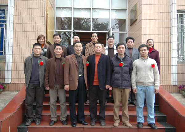 校领导和相关部门、学院负责人与第十一期支教队队员合影