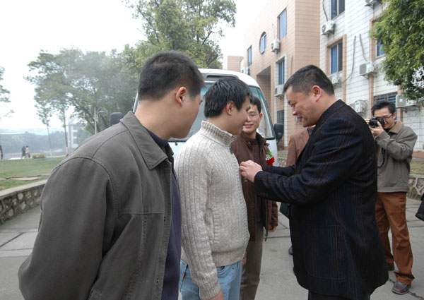 校党委副书记王源平（右一）为支教队员送行