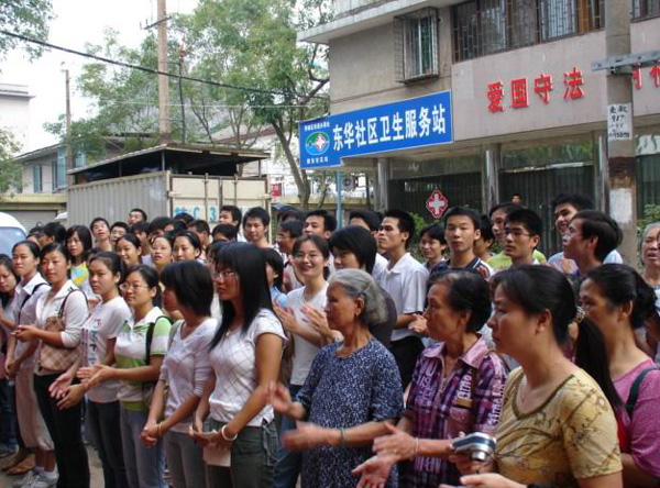 文旅学院学生党员和秀峰区社区党员干部参加了揭牌仪式。