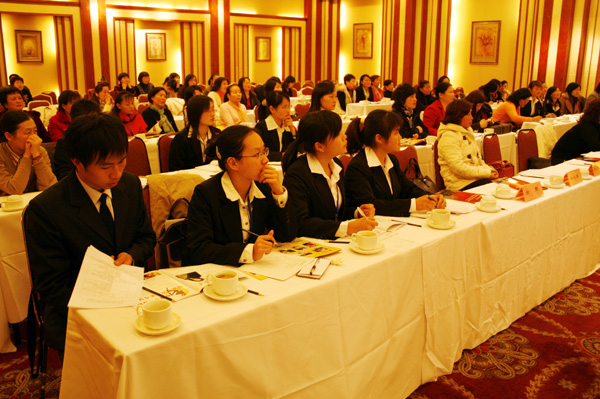 “金凤班”学员在论坛上认真听讲。