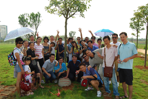 体育系1996级本科班同学在捐种的树木前合影留念