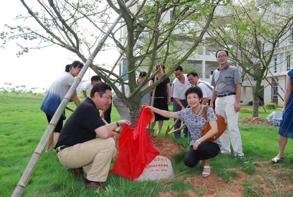 历史系1986级本科班同学代表为爱心树揭幕