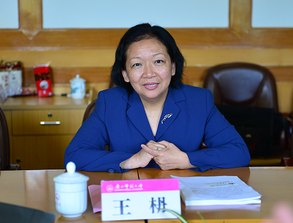 校党委书记王枬向来访客人介绍学校情况（宣传部 张婷婷 摄）