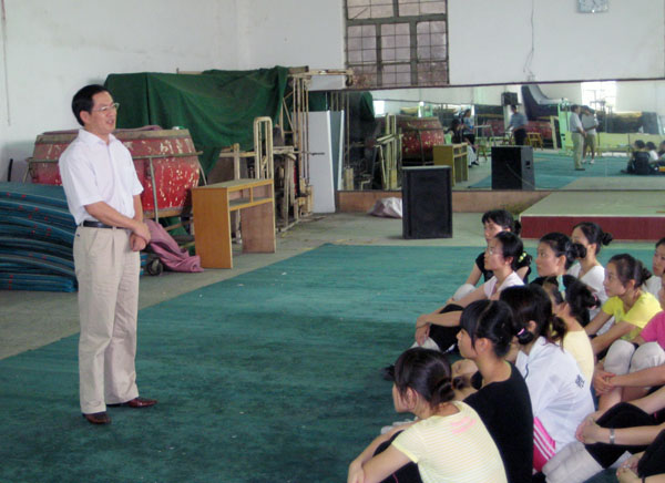 唐仁郭副书记看望我校参加广西第二届大学生艺术展演活动的演职人员。