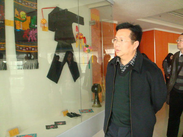 副校长覃卫国在音乐学院参观广西特有民族文化橱窗（音乐学院 梁国江                    </div></div></article>
                    </div>
                    <div id=