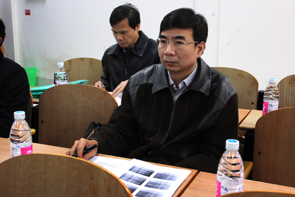 校长梁宏在法学院听课（大学生通讯社 邹添龙 摄）