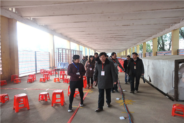 副校长李传起检查考场布置情况