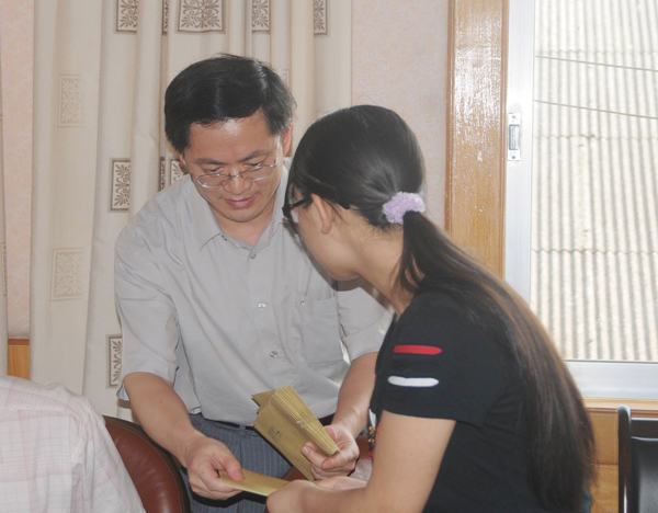 唐仁郭副书记为学生发放慰问金。