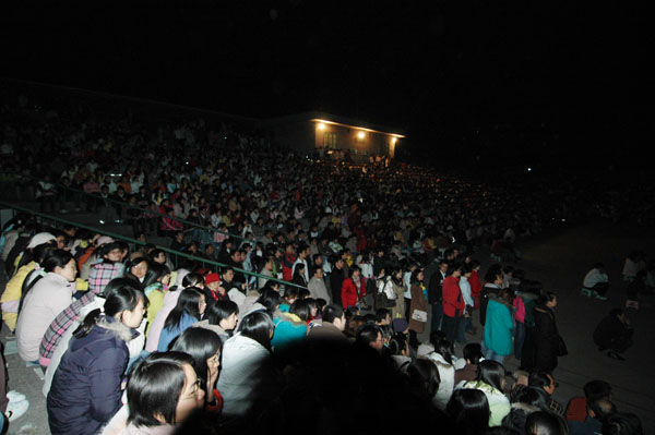 全体党员干部观看大型文献纪录片《脊梁》现场之一