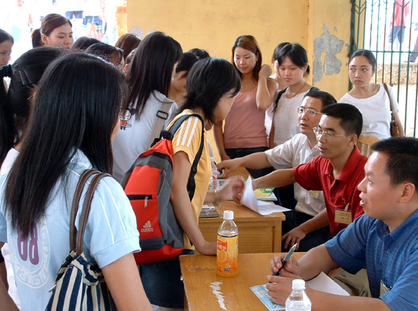 洽谈会上，成教毕业生们正在与用人单位进行咨询洽谈。