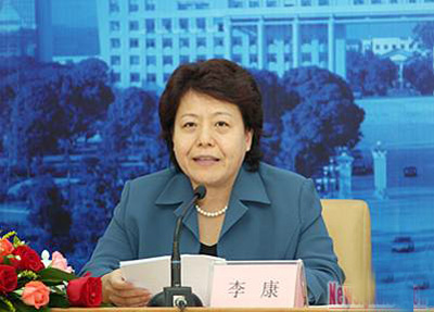 人事厅厅长李康主持会议。