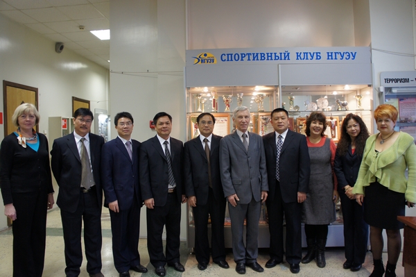 王源平一行与新西伯利亚经济与管理大学校长合影