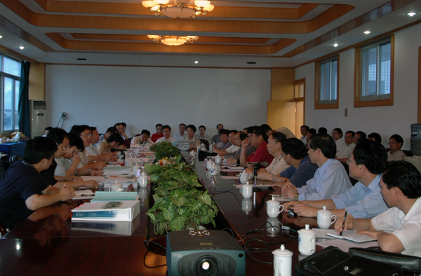 专家组成员在听取汇报。