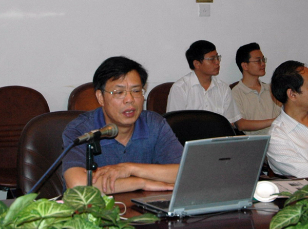 钟瑞添副校长正在向专家组专家汇报。