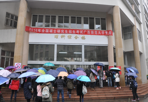 考生有序进入考场