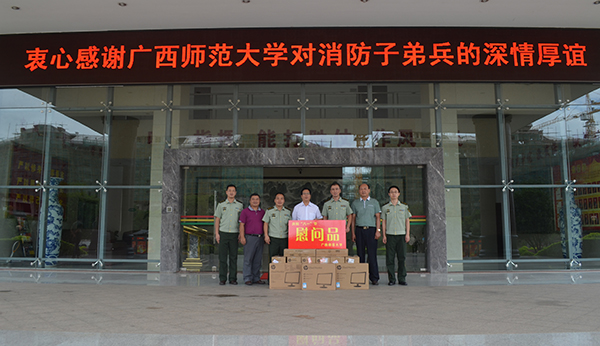 我校向消防官兵赠送“八一”慰问品