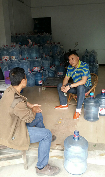 邱惠旺进村入户做拆迁户思想工作