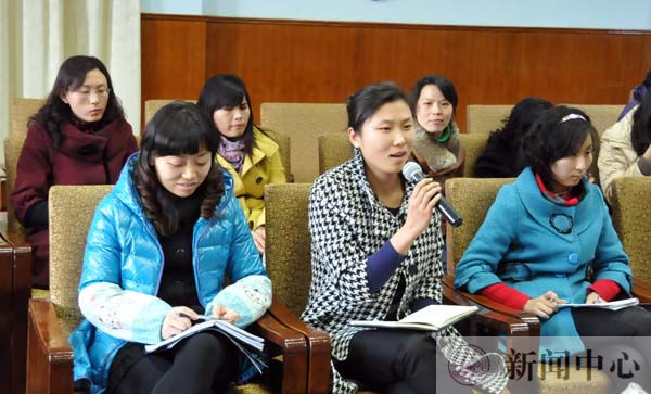 青年女教师代表积极发言,畅谈对学校改革与发展的建议和意见