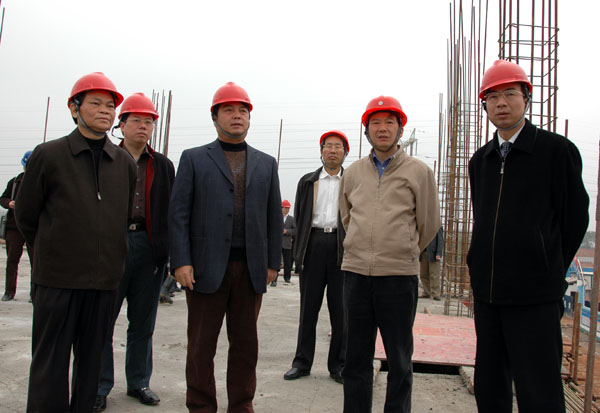 实地考察雁山校区建设情况。