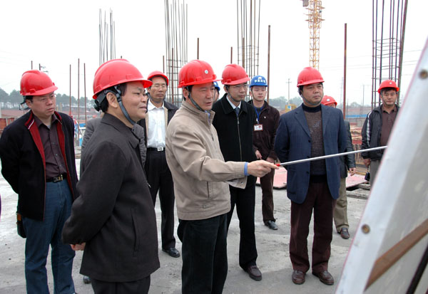 吴恒副主席就规划图询问雁山校区建设进展。