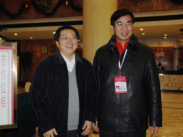 专家组组长、自治区普通本科学校教学工作水平评估专家指导委员会副主任委员万辅彬教授（左一）。