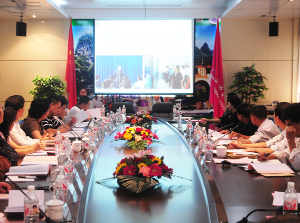 检查汇报会现场。