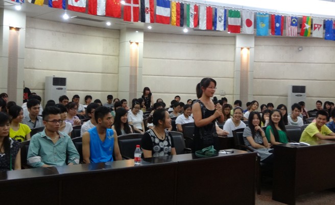 谢斌科长与参加讲座的同学互动交流