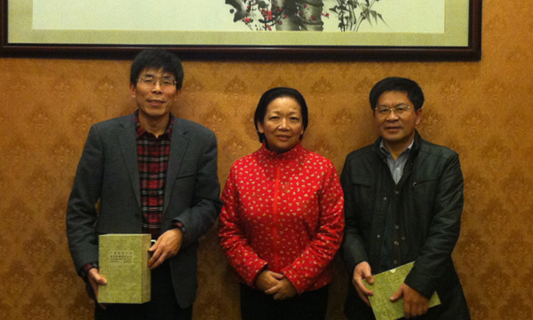 王枬书记向《光明日报》社副总编辑李春林（左一）一行赠送我校《校史丛书》和校庆纪念品