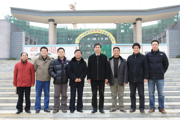 视察结束后梁宏（中）校长与附外领导班子合影