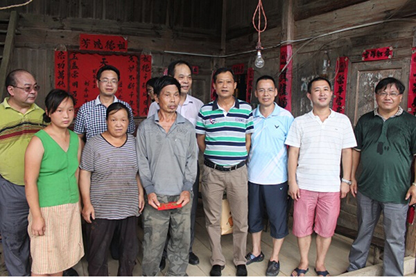 看望特困户唐有义一家